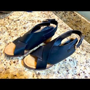 Sofft Women’s Crossfront Heels